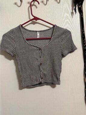 Ribbed Short-Sleeve Button Crop Top - Gray
